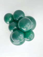Load image into Gallery viewer, 17015 Tuftex Crystal Emerald Green 17" Round (50ct)
