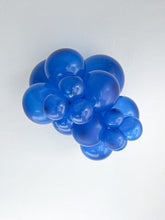 Load image into Gallery viewer, 17018 Tuftex Crystal Sapphire Blue 17" Round (50ct)
